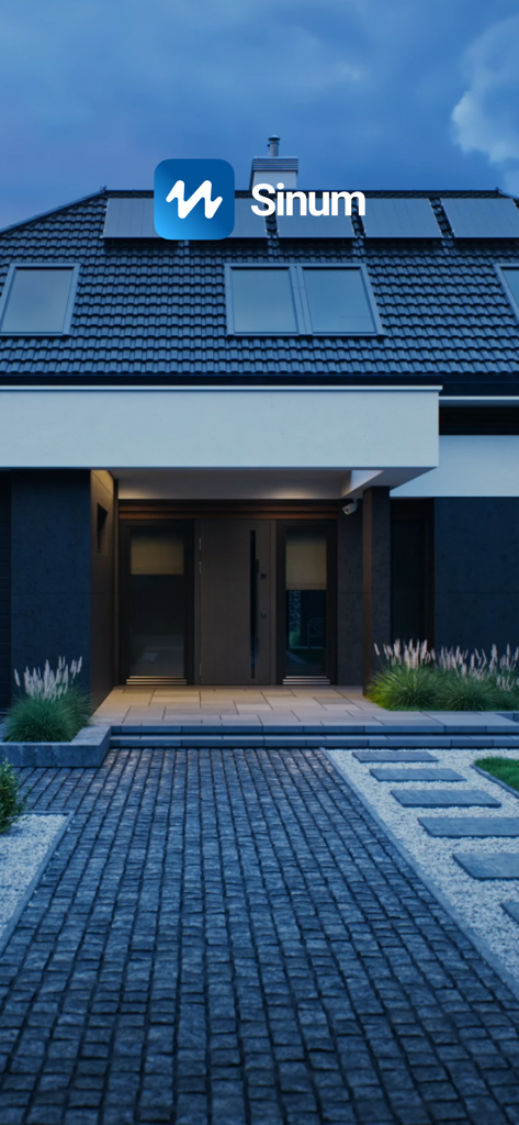 Sinum - Casa suburbana moderna ao entardecer com o logotipo e a marca do aplicativo de casa inteligente Sinum