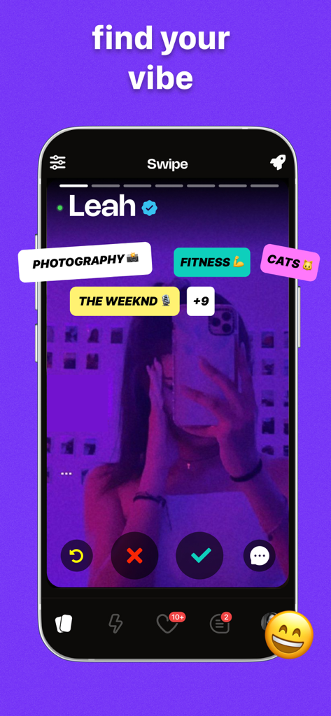 새로운 친구를 찾기 위한 관심사 태그와 스와이프 버튼이 있는 사용자 프로필을 보여주는 Peeps 앱의 스마트폰 화면입니다.