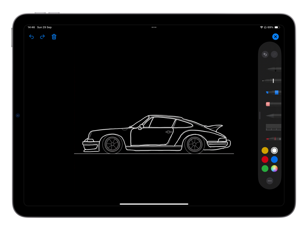 Trace Drawing - Boceto digital del contorno de un coche deportivo en una pantalla de iPad con herramientas de dibujo