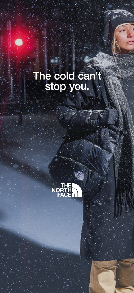 The North Face - 雪の中でテクニカルな冬用アパレルを着た女性と、「寒さはあなたを止められない」というテキスト