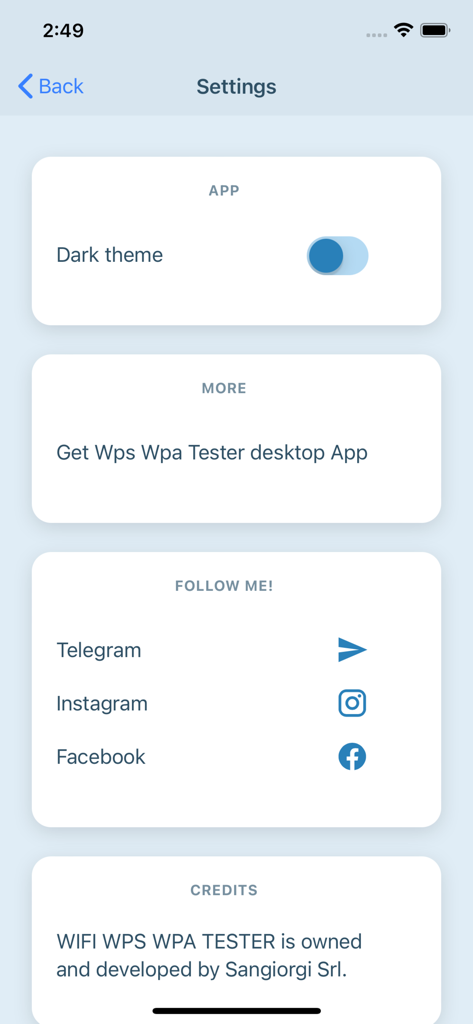 Pantalla de configuración de la aplicación Wps Wpa Tester mostrando el interruptor de tema oscuro y enlaces a redes sociales.