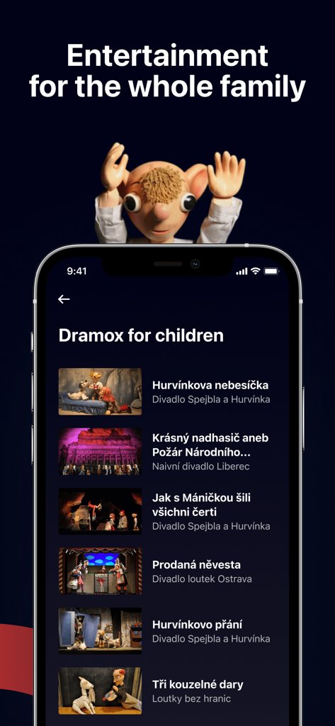 Dramoxアプリのインターフェースに、家族全員向けのエンターテイメントの見出しの下に、子供向けの演劇や人形劇の厳選されたリストが表示されている。