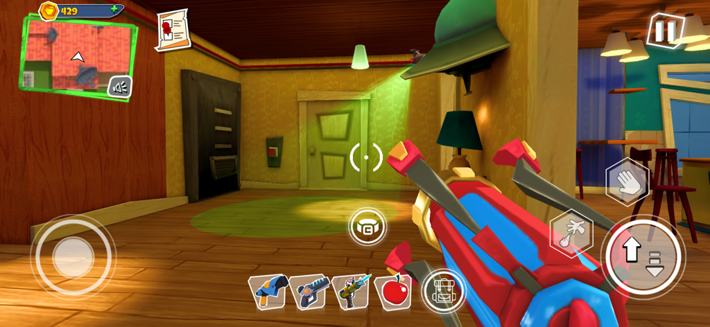 Vista en primera persona del personaje sosteniendo una herramienta futurista dentro de la casa de un vecino en Dark Riddle 2.