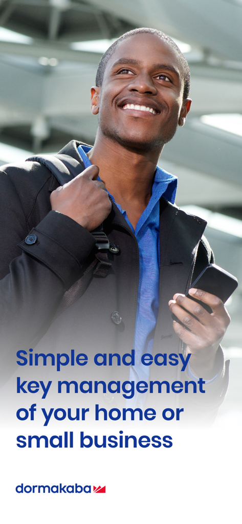 Un hombre sonriente sosteniendo un smartphone con texto promocionando la gestión fácil de llaves para el hogar y el negocio con dormakaba