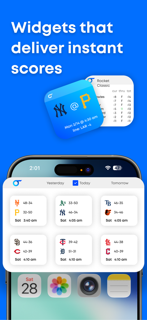 Pantalla de inicio de iPhone mostrando varios widgets de resultados deportivos para el seguimiento de partidos en vivo.