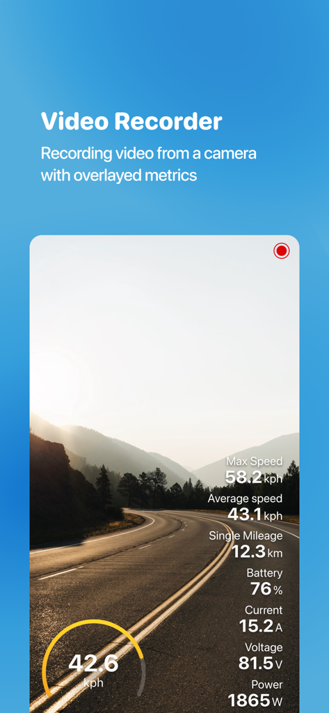경치 좋은 도로 풍경 위에 실시간 텔레메트리 지표가 오버레이된 DarknessBot 비디오 녹화 기능.