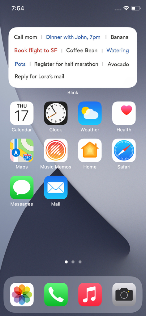 Blink - Quick Notes & Widget - リスト形式ではないレイアウトで、さまざまな短いリマインダーやタスクが表示されたBlinkクイックメモウィジェットを表示するiPhoneのホーム画面