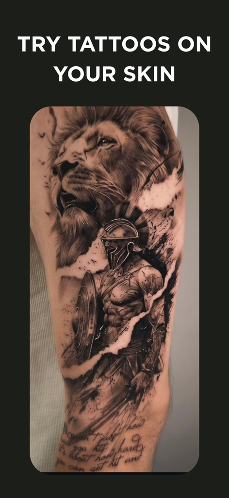 Tattoo AI: Generator & Design - 前腕にプレビューされた、ライオンとスパルタ兵士のリアルな白黒タトゥー。