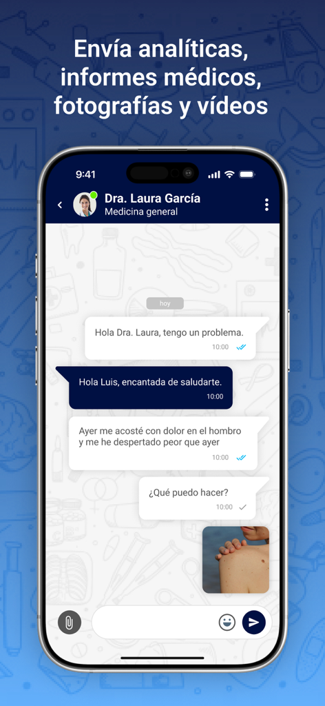 Pantalla de chat de la app Meeting Doctors mostrando a un paciente enviando una foto de una lesión a un doctor durante una consulta médica en línea.