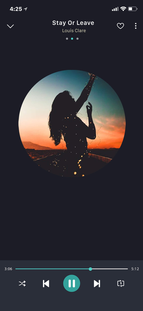 MusicOZ: Music player - Interfaz de reproducción de música de la aplicación MusicOZ con una canción de Louis Clare y controles multimedia