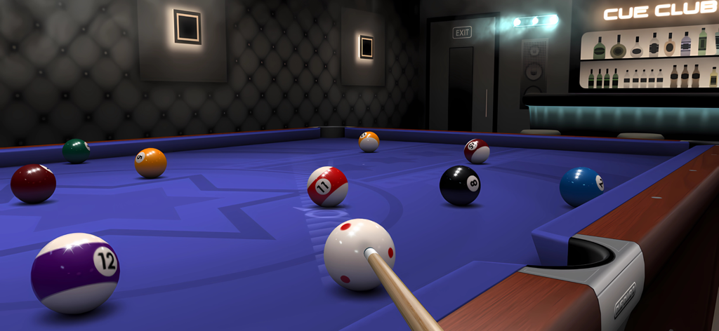 8 Ball Pool : Billiards - Nahaufnahme eines Billardqueues, das auf den weißen Spielball an einem blauen 3D-Billardtisch in einer Club-Umgebung zielt