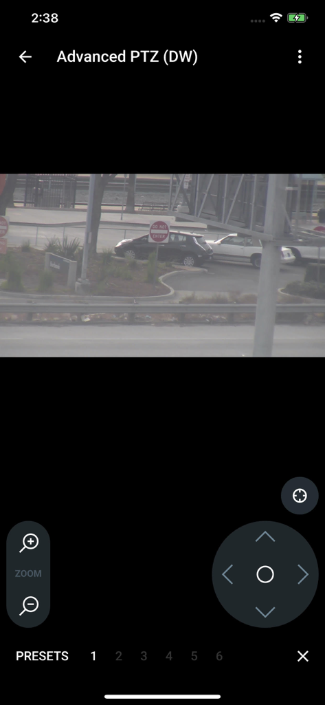 Controles PTZ avanzados en la aplicación Nx Witness Mobile con un panel direccional, botones de zoom y preajustes de cámara sobre una transmisión de vigilancia en vivo