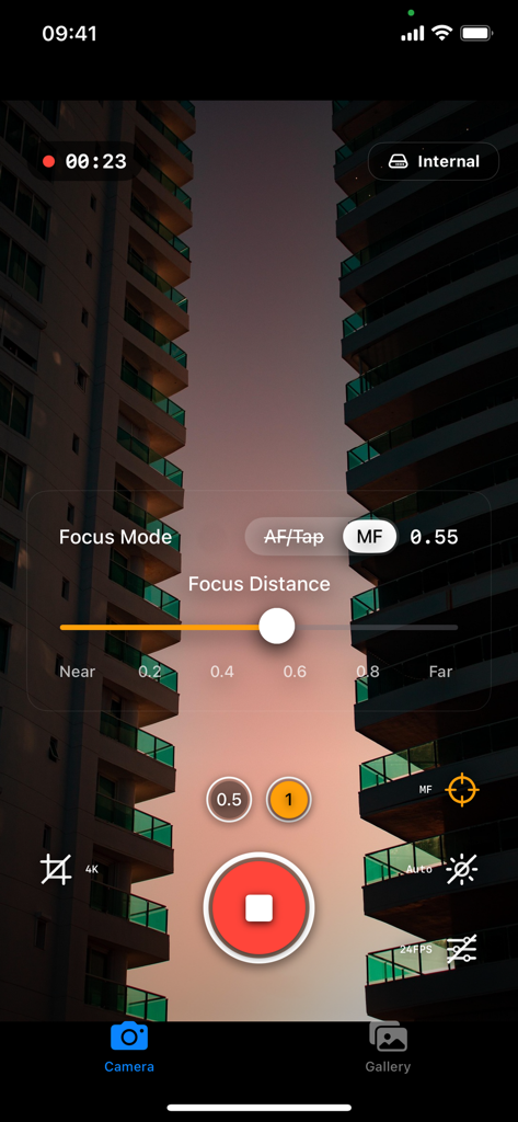 Interface do aplicativo RAW Cam mostrando controles de distância de foco manual e configurações profissionais de gravação de vídeo.