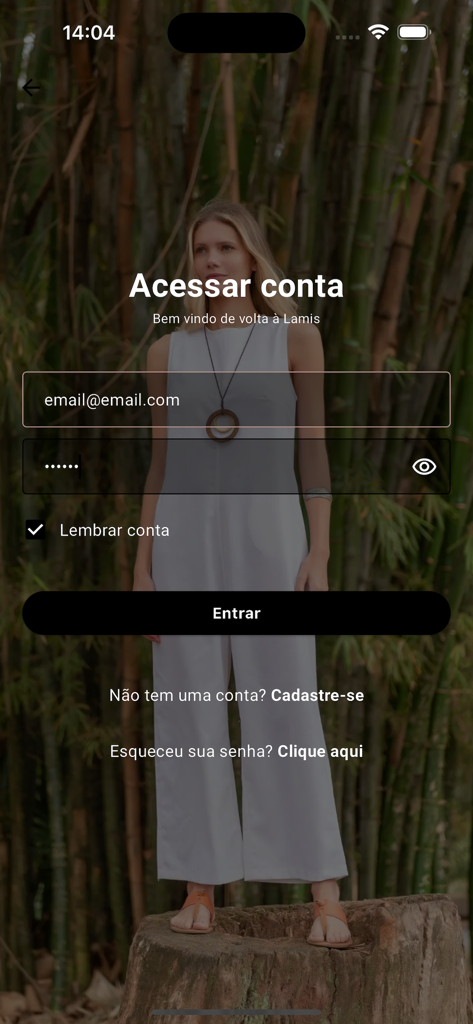 Lamis - Lamisファッションアプリのログイン画面。白いジャンプスーツを着た女性と、メールとパスワードのフィールドが表示されている