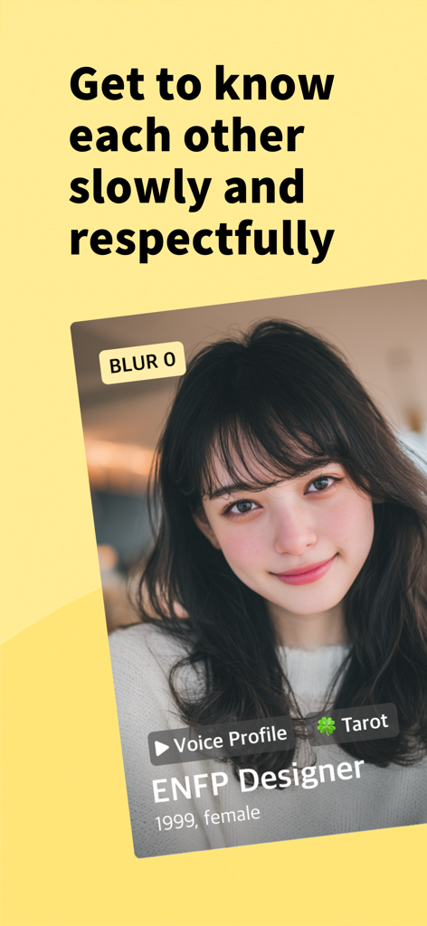 Blurry - Safe Chat That Clears - Une carte de profil sur l'application Blurry montrant la photo d'une femme avec des tags de personnalité et d'intérêts comme 'Designer ENFP' et 'Tarot'