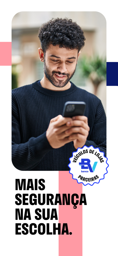 NaPista: comprar carros - Um jovem sorrindo enquanto usa um smartphone com texto destacando a segurança na escolha de um carro