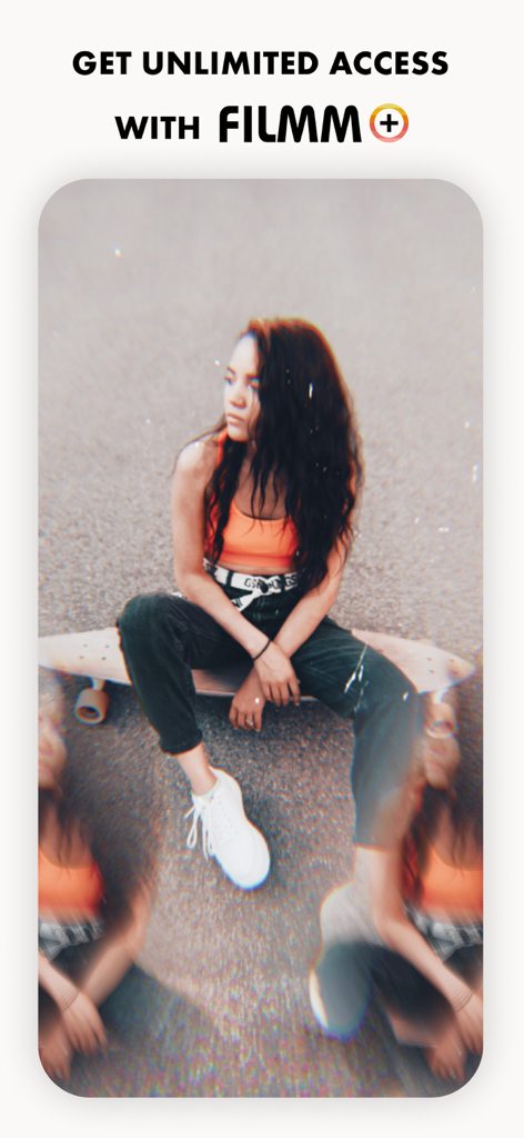 Filmm: One-Tap Video Editor - Promoção do aplicativo Filmm para acesso ilimitado com uma garota em um skate com efeitos de filme vintage