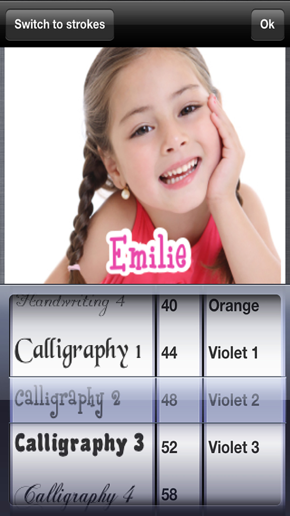Interfaz de la aplicación Photo Label mostrando una foto de una niña joven con el nombre Emilie añadido en una fuente estilizada con menús de edición para el tipo de fuente, tamaño y color debajo.