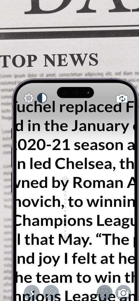 Aplicación Magnifying Glass Pro en un iPhone ampliando texto pequeño en un periódico para una mejor legibilidad