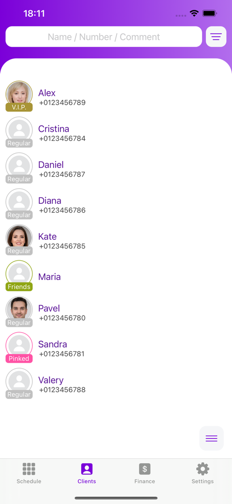 Check In Beauty - scheduler - Kundenliste-Bildschirm in der Beauty-Terminplaner-App, der Namen und Status-Badges anzeigt