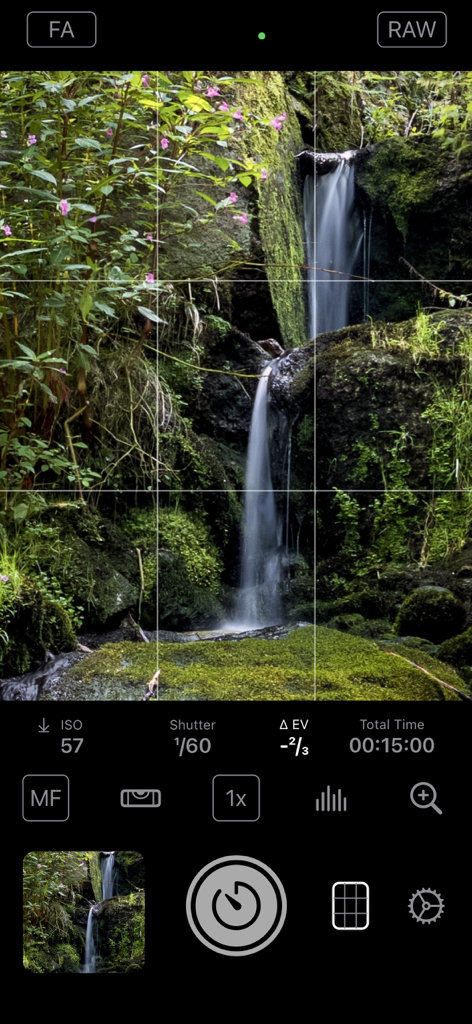 Interfaccia dell'app Even Longer che cattura una foto a lunga esposizione di una cascata con effetto acqua setosa e impostazioni manuali della fotocamera