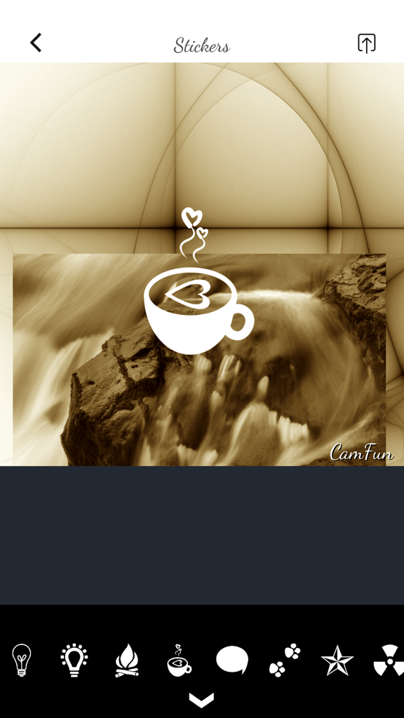 برنامج تعديل الصور وفن الصور - Interface de aplicativo de edição de fotos móvel mostrando o menu de adesivos com uma imagem de cachoeira em tons de sépia e um adesivo de xícara de café