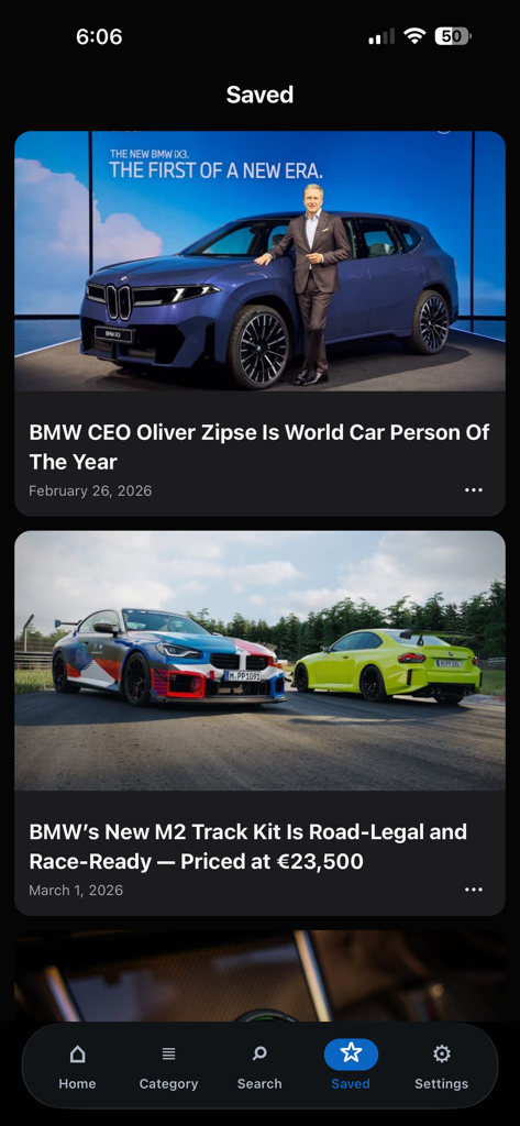 Una captura de pantalla de la sección de artículos guardados en la aplicación BMWBLOG mostrando noticias sobre el CEO de BMW Oliver Zipse y el nuevo kit de pista M2.