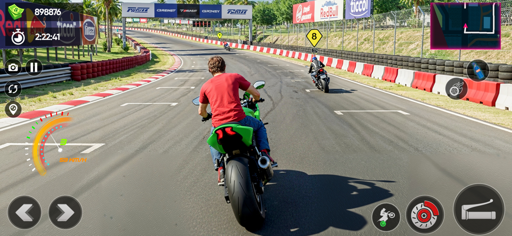 Una escena de carreras de motos 3D en una pista profesional con un piloto en una moto verde y elementos de interfaz de juego