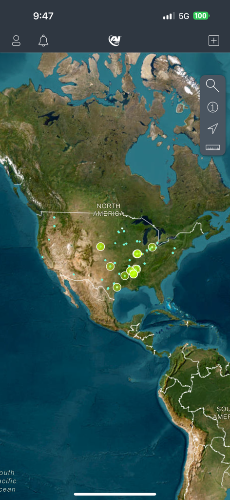 AI360 앱의 북미 위성 지도에 농업 데이터 포인트 및 필드 마커가 표시됨.