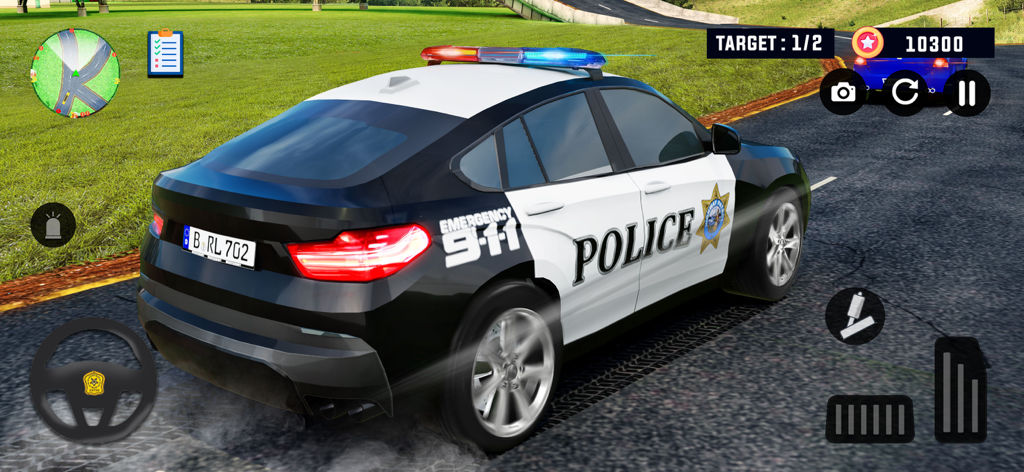Police Simulator Games 2024 - Vista traseira de um carro de patrulha policial em um jogo de simulação 3D com controles na tela.