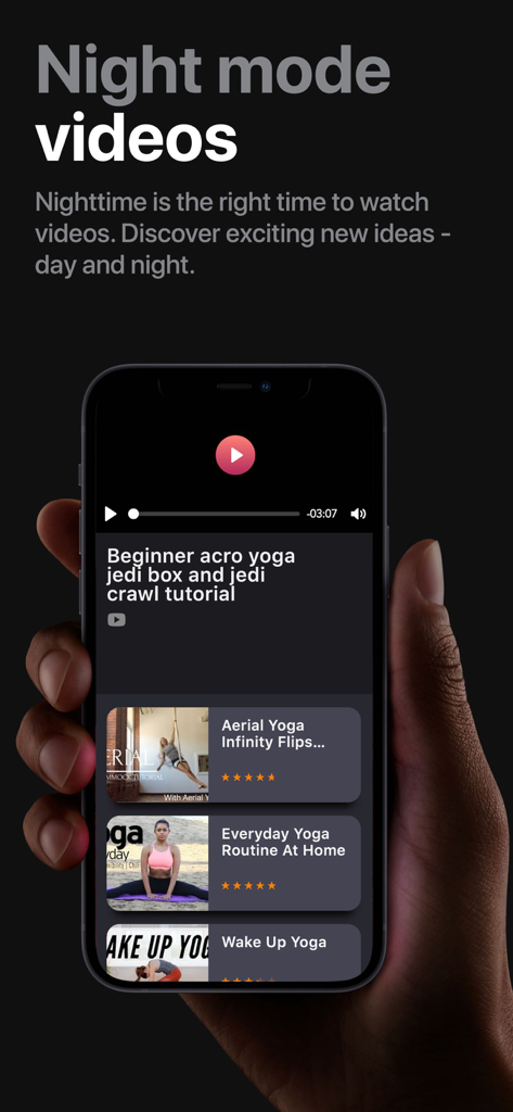 Eine Hand hält ein Smartphone, das die Nachtmodus-Benutzeroberfläche der Yoga Flow App mit einer Liste von Yoga-Workout-Videos anzeigt.