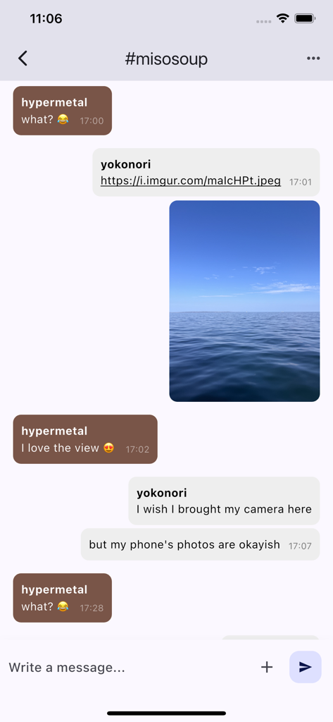 Interfaz de chat de la aplicación Goguma IRC mostrando una conversación con una imagen compartida del océano