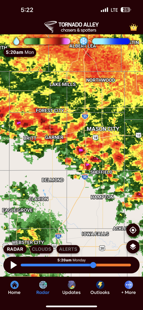 Tornado Alley Weather Center - Radar meteorológico de alta resolución que muestra células de tormenta en la interfaz de la aplicación Tornado Alley Weather Center