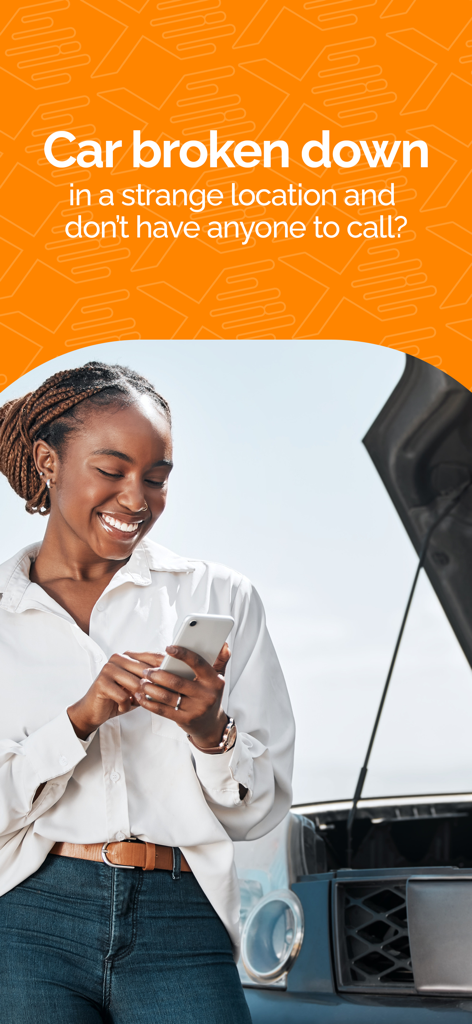 Mujer usando un smartphone para asistencia vial junto a un coche averiado