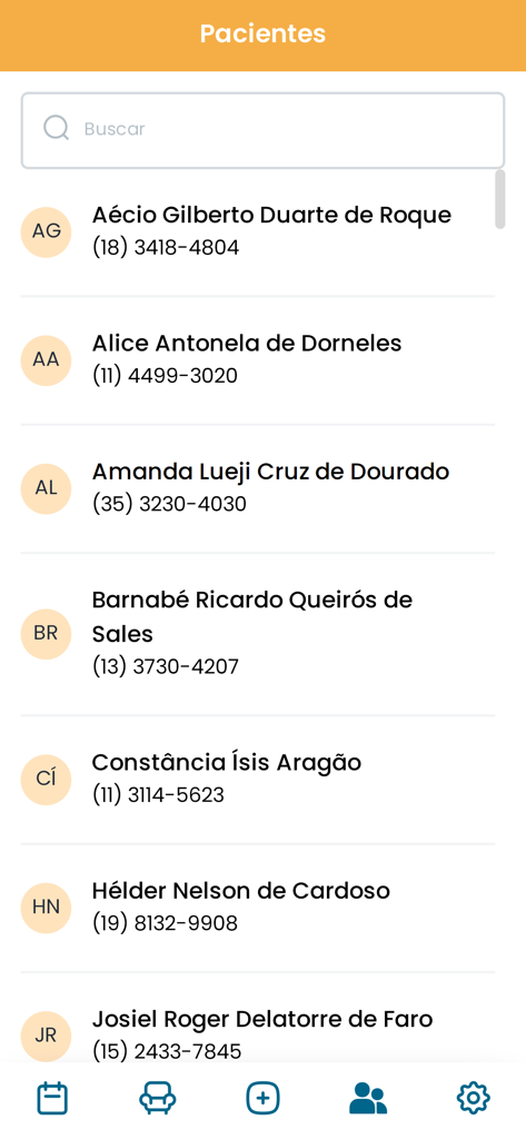 Livance - Tela móvel do aplicativo Livance mostrando uma lista de pacientes pesquisável com nomes e números de telefone