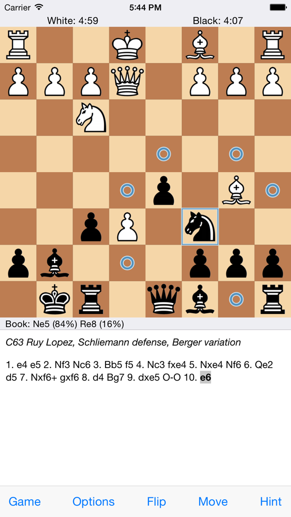Stockfish Chess - Uno screenshot dell'app Stockfish Chess che mostra una scacchiera con valutazione del motore e notazione delle mosse per l'apertura Ruy Lopez.