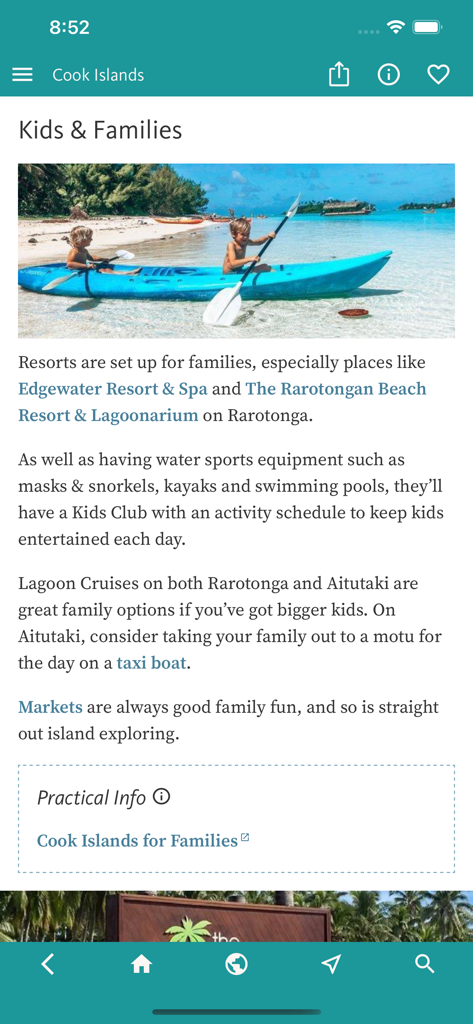 Seção Crianças e Famílias do aplicativo de viagem Cook Islands mostrando crianças praticando caiaque em águas azul-turquesa.