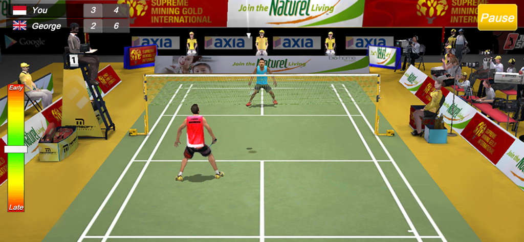 Screenshot di gioco di una partita competitiva di badminton 1 contro 1 in uno stadio con tabelloni segnapunti e un indicatore del tempo.