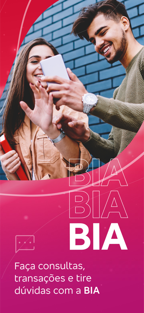 Um jovem casal sorrindo enquanto usa o assistente de IA BIA do aplicativo Bradesco em um smartphone.