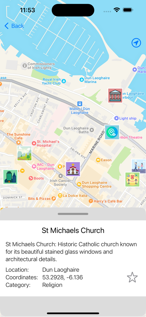 Iceland Travel Guide - Una pantalla de móvil de la aplicación Guía de Viaje de Islandia que muestra un mapa con varios iconos de atracciones y una hoja informativa detallada para la Iglesia de San Miguel.