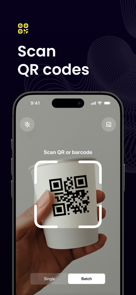 QR Code Reader · Barcode Maker - Ein iPhone-Bildschirm, der die QR-Code-Scan-Oberfläche beim Scannen eines Codes auf einer Kaffeetasse anzeigt