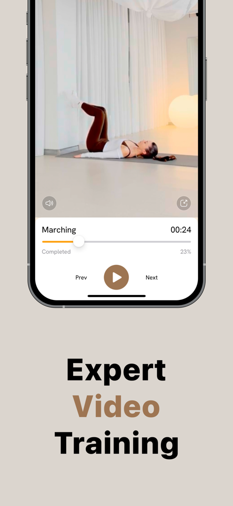 Wall Pilates Workout - Pilato - Una mujer realizando un ejercicio de marcha de pilates de pared durante una sesión de entrenamiento en video de expertos en la aplicación Pilato.
