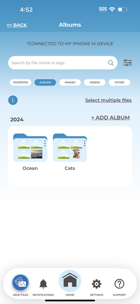 Uma captura de tela do aplicativo ThePhotoStick Omni mostrando álbuns de fotos organizados para Ocean e Cats em um iPhone.
