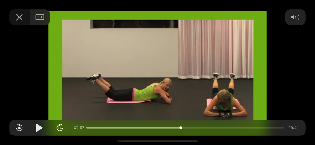 17 minuter Ben & Rumpa - Un instructor de fitness demostrando un ejercicio de piernas en una colchoneta de yoga dentro del reproductor de video de la aplicación 17 Minutes Legs and Glutes.