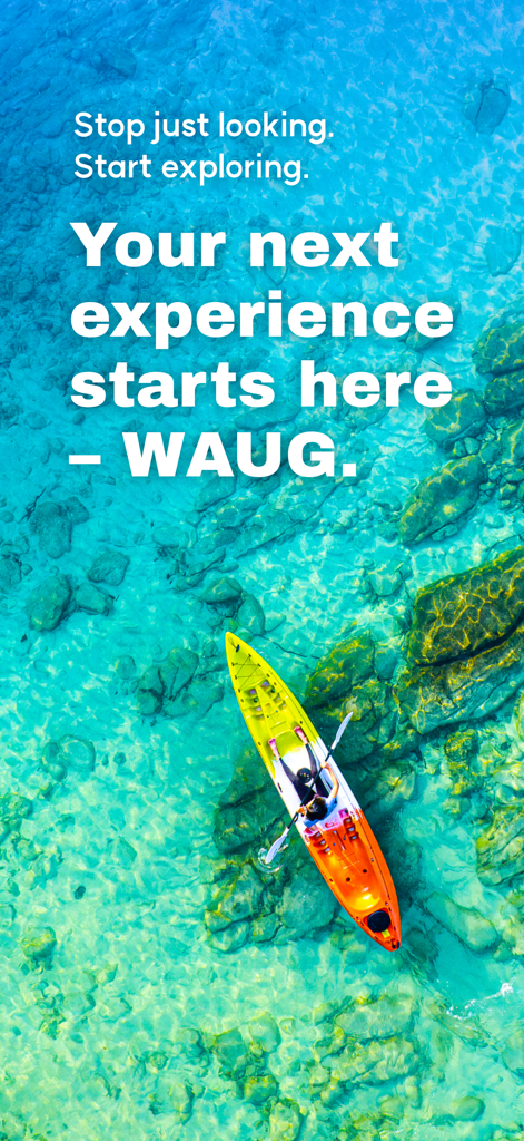 Vista aérea de uma pessoa a andar de caiaque em águas azul-turquesa cristalinas com o slogan da aplicação de viagens WAUG