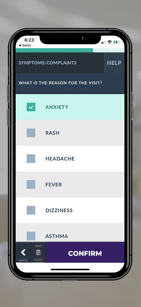 Bildschirm zur Symptomauswahl in der Teladoc Health Patient App mit Optionen wie Angst und Hautausschlag und einer Bestätigungsschaltfläche