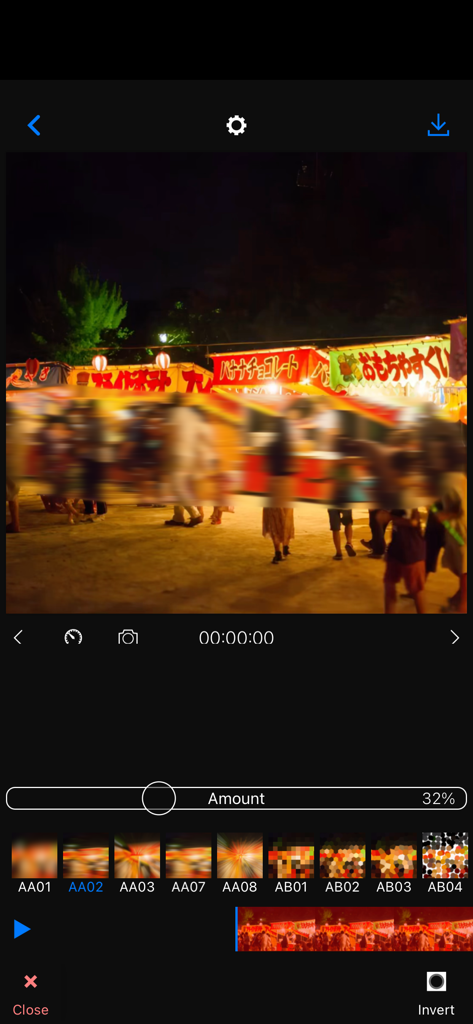 MosaicEditor-Benutzeroberfläche, die eine horizontale Weichzeichnungsmaske zeigt, die auf Personen in einem Video von einem Nachtmarkt angewendet wurde