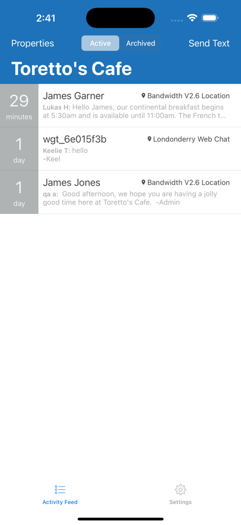 Feed de atividades no aplicativo móvel Kipsu mostrando conversas ativas por mensagem de texto com hóspedes no Toretto's Cafe