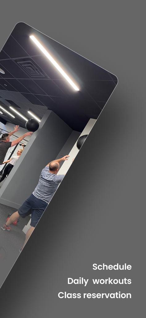 Hinge Fitness - Personas realizando entrenamiento funcional en un gimnasio con texto de reserva de clases de Hinge Fitness.