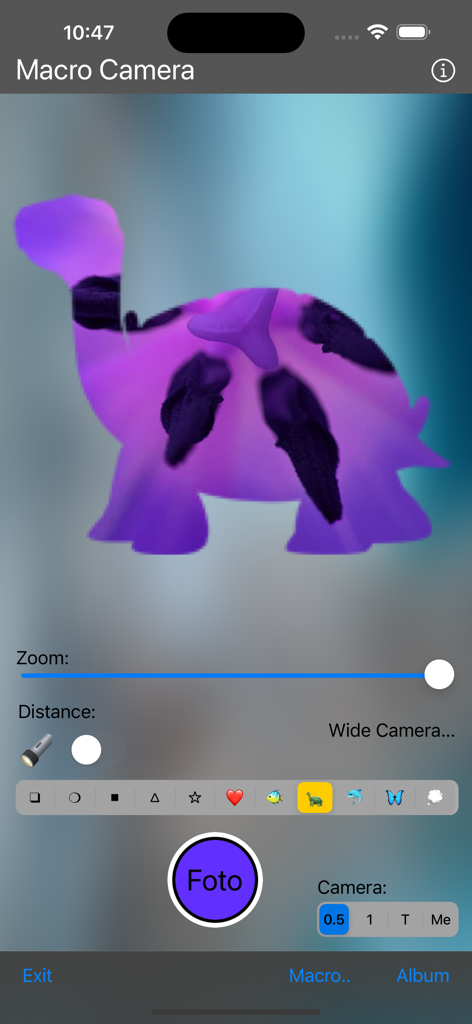 Macro-Camera - Una captura de pantalla de la aplicación Macro-Camera que muestra un filtro con forma de dinosaurio sobre una foto macro morada con controles de cámara como zoom y selección de lente.